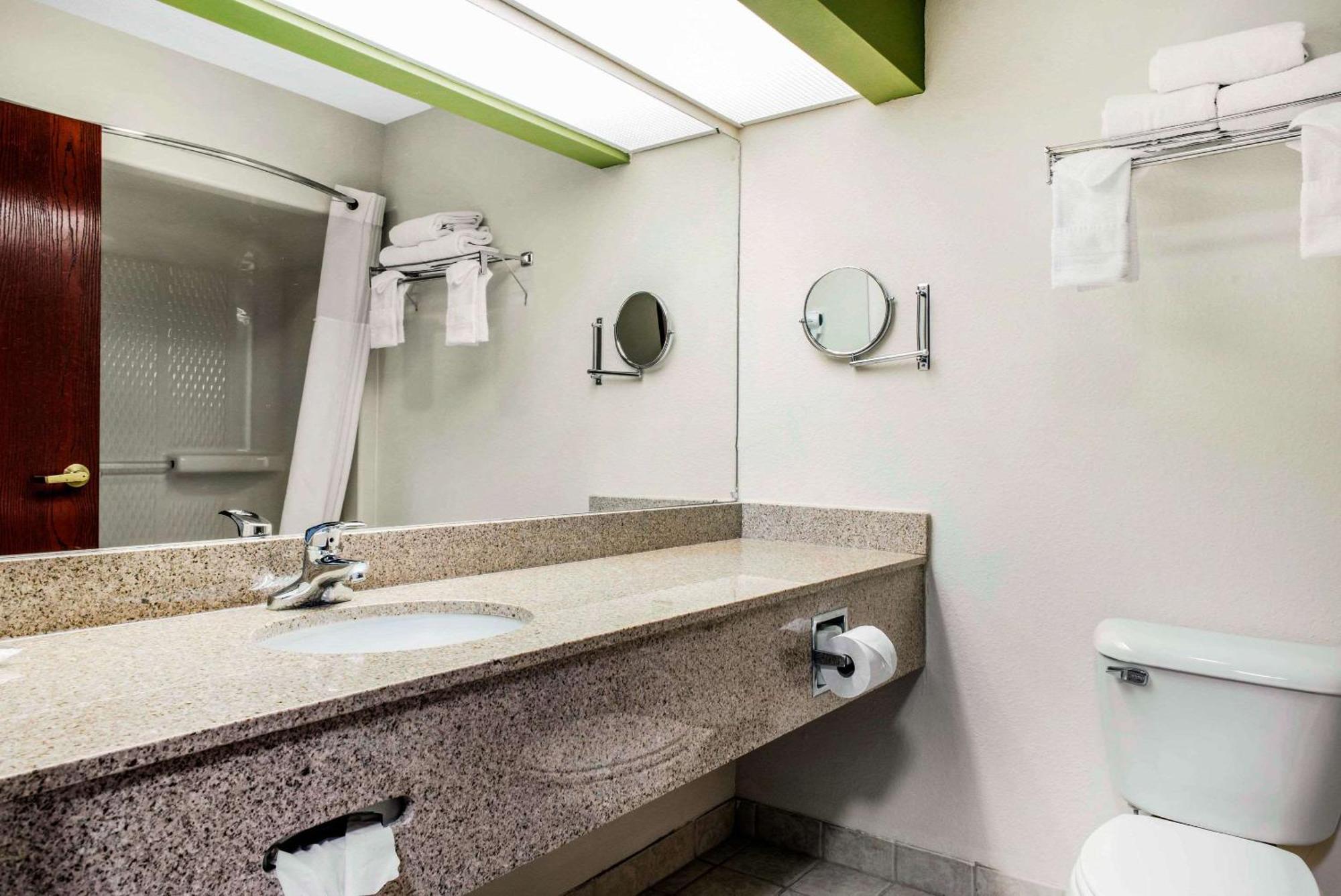 Quality Inn & Suites Anderson I-69 Bagian luar foto